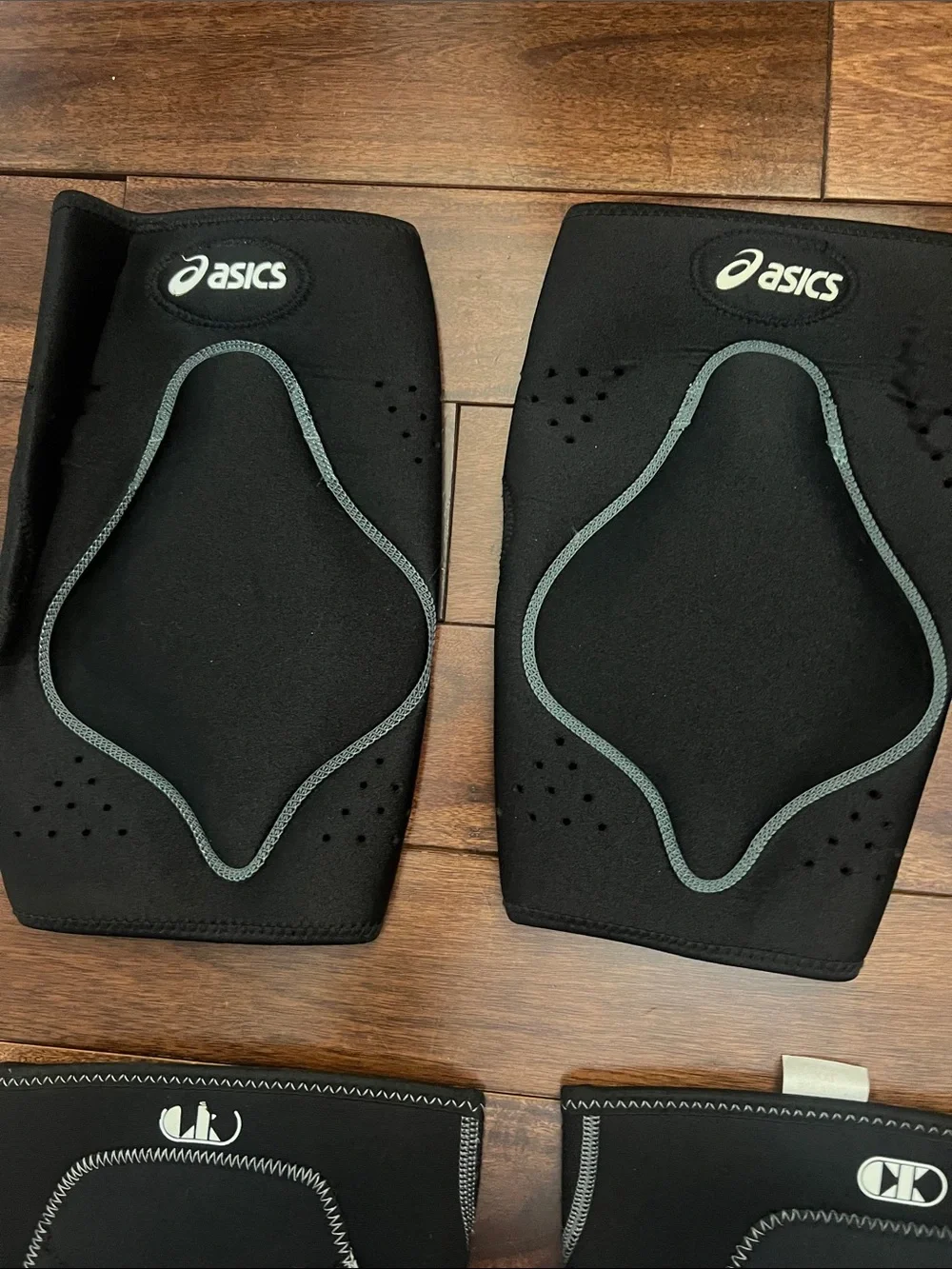 Asics Black Padded Support Sleeves with Fingerless Workout Gloves
